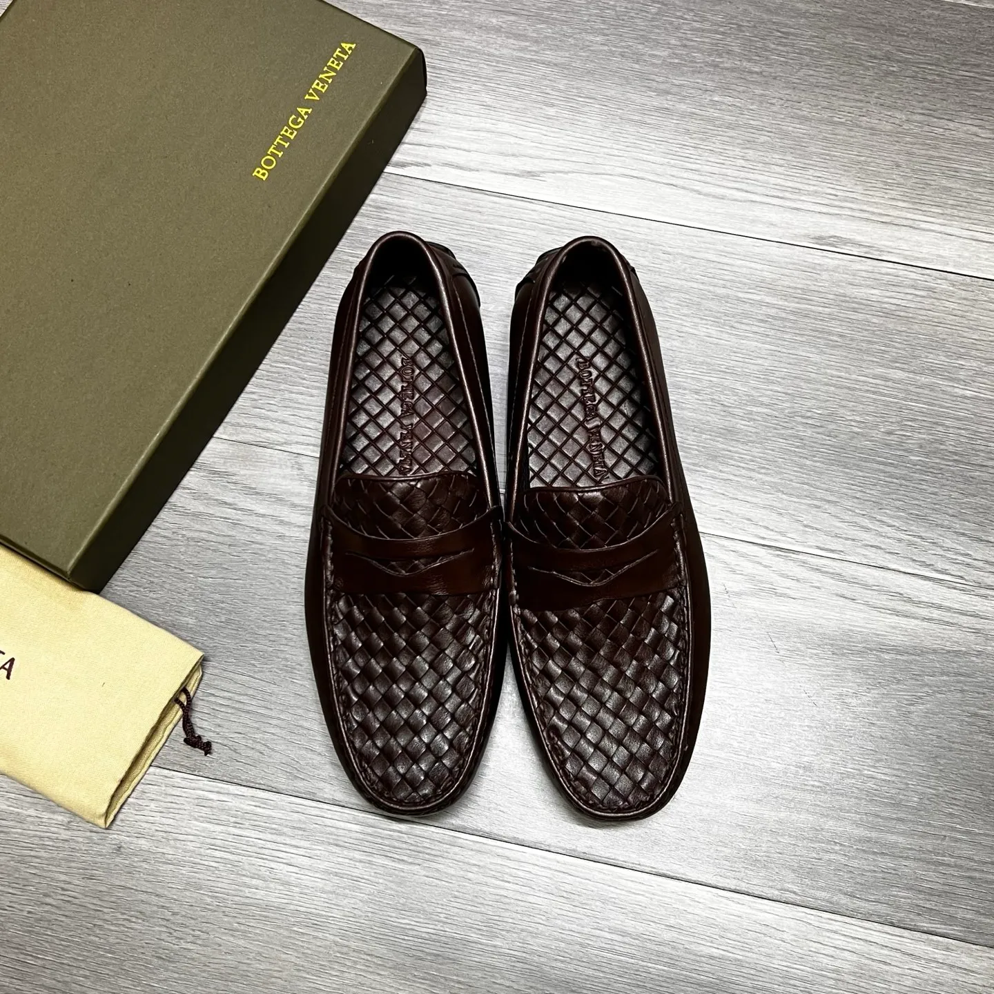 Factory price 480 BV〰️Purely handmade classic men's beanie shoes👉👉driving shoes, slip-on shoes, woven with cowhide imported from Italy, 💕water-dyed cowhide lining, 🔊original outsole, waterproof platform design, comfortable on the feet. A good choice for traveling and driving, two colors available, code number: 38-44, (45 can be customized)
